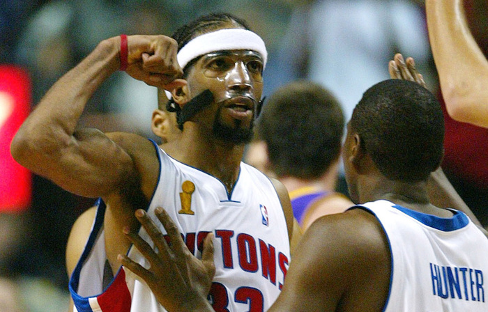 心情真不错！威少赛后戴墨镜参加发布会 貌似还带着一副双节棍（心情大好！威少赛后戴墨镜亮相发布会 疑似携带双节棍）