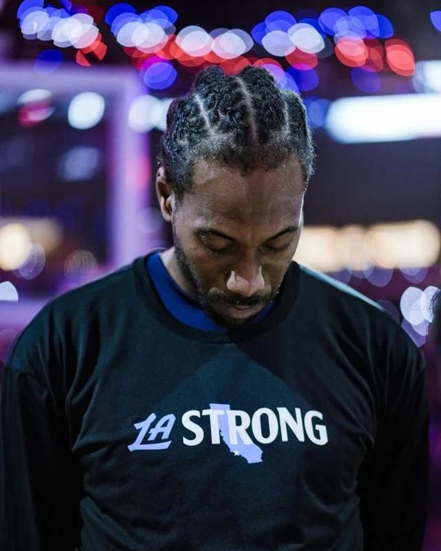 湖人官方推特公布飞往客场的登机照（湖人官推晒出奔赴客场的登机照）