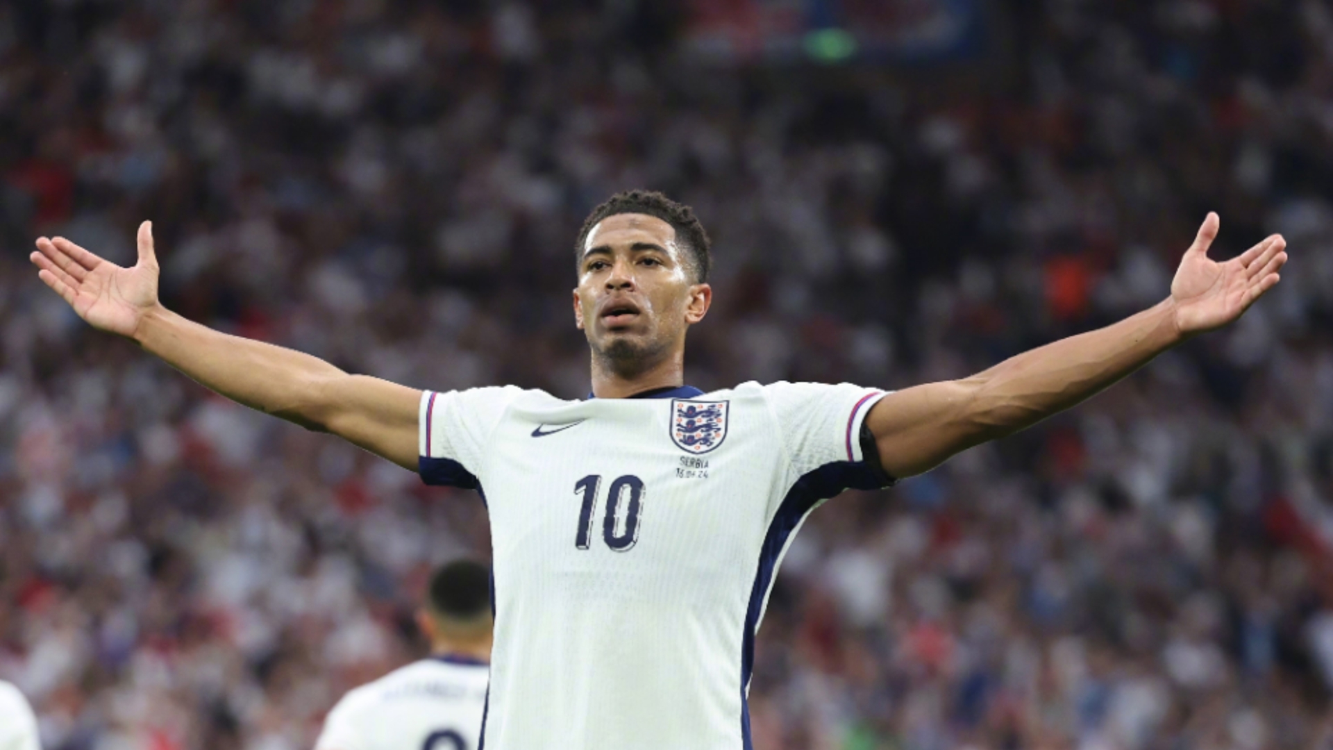 真敢投！阿努诺比连续虚晃 迎着文班亚马干拔三分命中！（阿努诺比连晃后迎着文班亚马果断干拔三分命中）