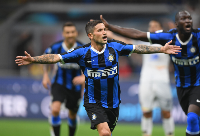 梅婷一家四口前往伯纳乌观战皇马vs尤文，女儿表示看完有点困（梅婷携全家四口现身伯纳乌看皇马对尤文，女儿直言赛后有些犯困）