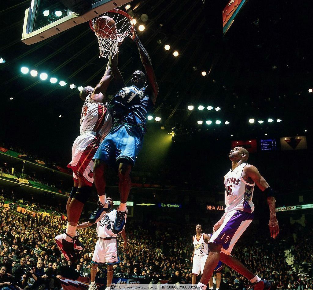 周末足坛激烈对决，拜仁、曼城、巴萨、AC米兰分别取得胜利，上演精彩绝杀。（周末豪门齐报捷！拜仁、曼城、巴萨、AC米兰相继取胜，上演压哨绝杀）