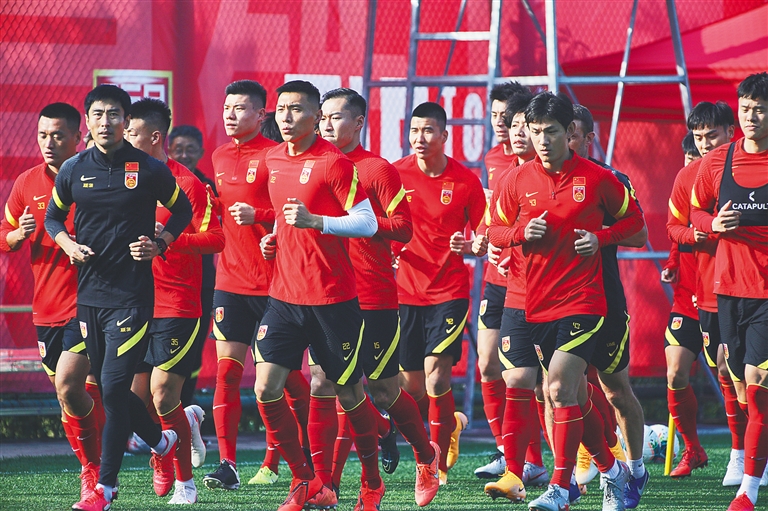 懂球帝足协杯冠军海报：国安是冠军！（懂球帝发布足协杯冠军海报：北京国安加冕！）