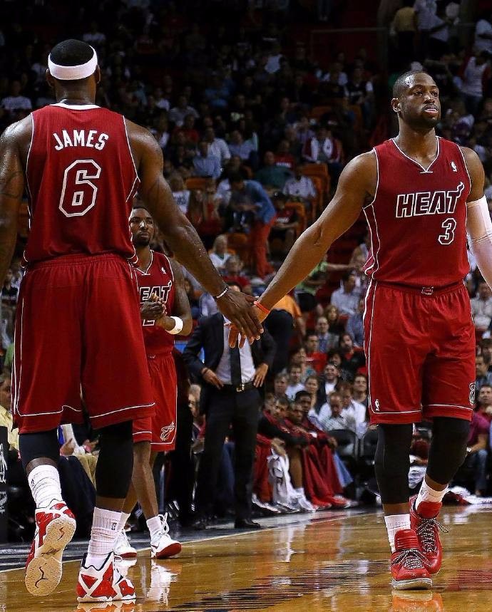 巴里·布朗半场闪耀，高效表现引领球队（巴里·布朗半场大放异彩，高效发挥带动球队）