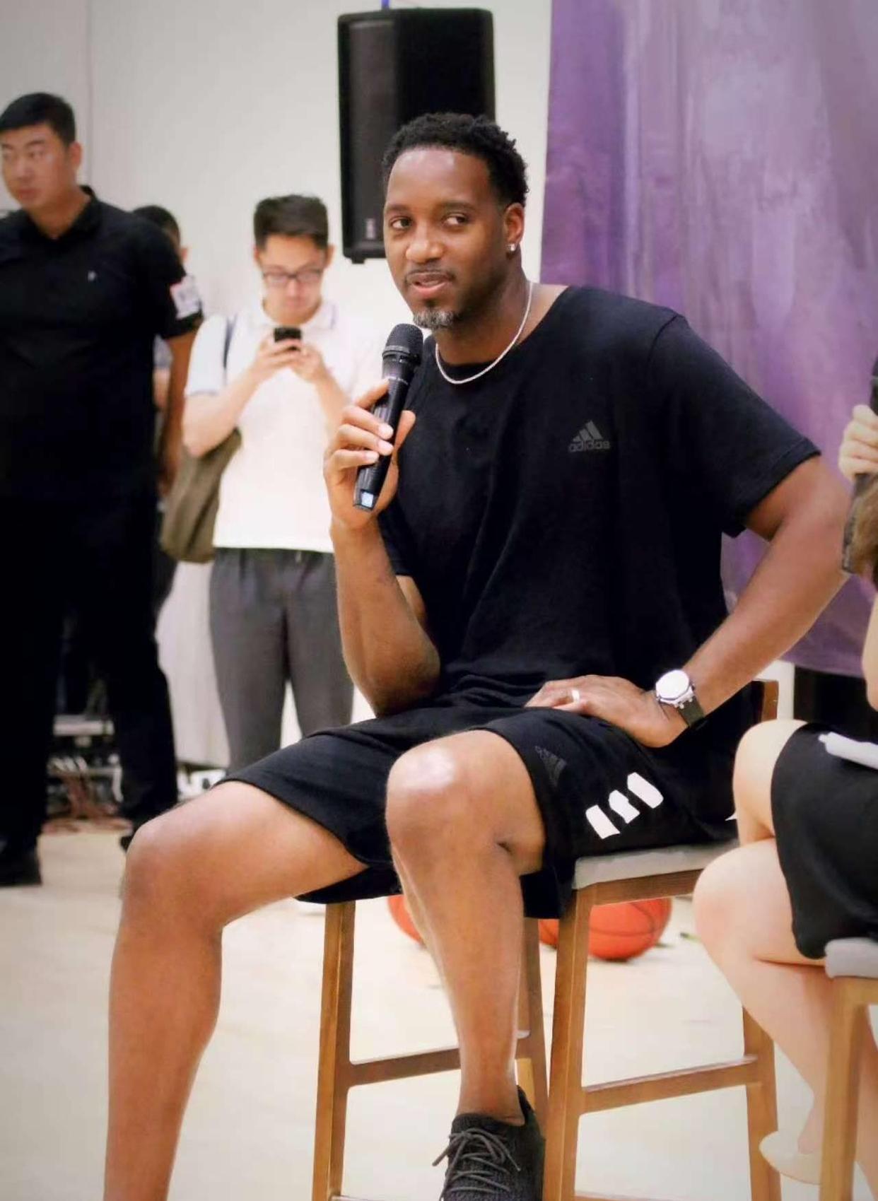 感谢恩师，出自崇明基地的海港球员将奖牌挂在徐根宝脖子上（海港球员将奖牌挂在徐根宝颈间，致谢崇明恩师）