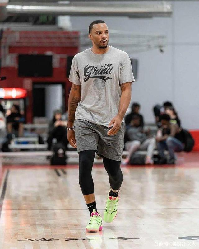 詹姆斯关键时刻连拿10分创赛季新高，头戴皇冠引球迷欢呼模仿（詹姆斯关键时刻连得10分刷新赛季新高，戴皇冠庆祝点燃球迷模仿热潮）