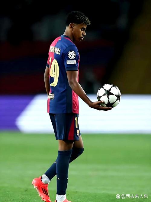 记者：邵佳一探班U22国足训练，与主帅安东尼奥相谈甚欢（媒体人称邵佳一到访U22国足训练场，与主帅安东尼奥愉快交流）