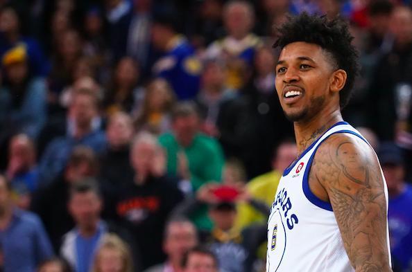 背身列队被罚，拉普拉塔大学生官方：将上诉，支持贝隆和全队（因背对列队遭处罚，拉普拉塔大学生宣布上诉：力挺贝隆与全队）