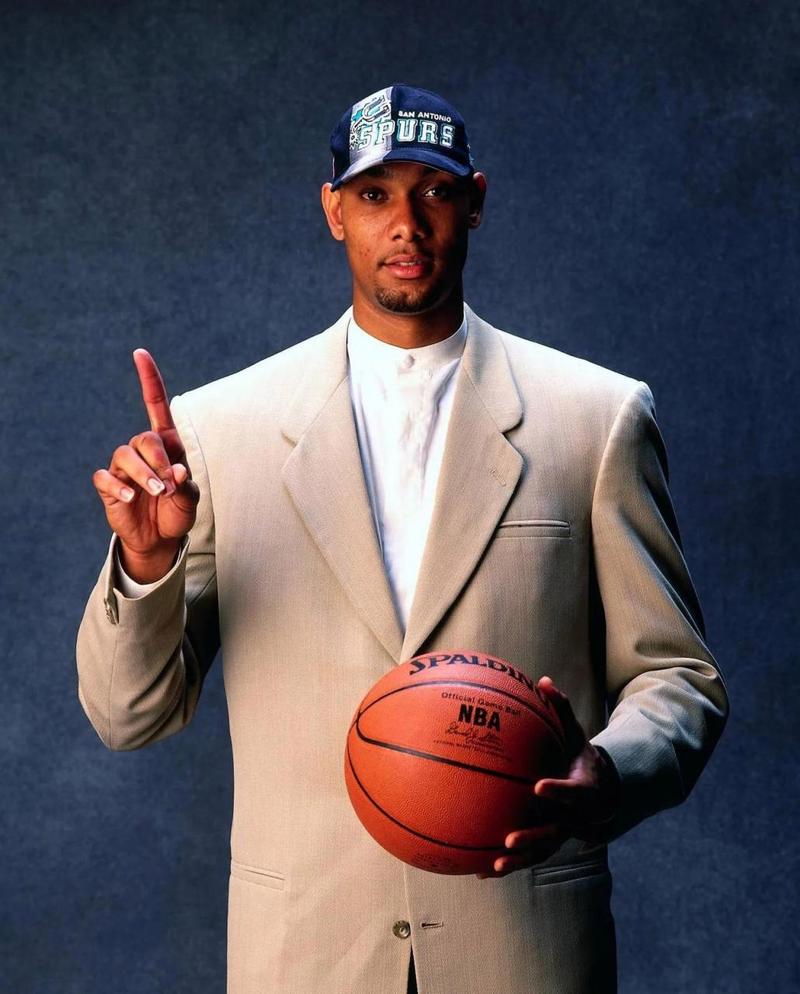 詹姆斯篮下强打稳定胜局（詹姆斯内线强攻锁定胜利）