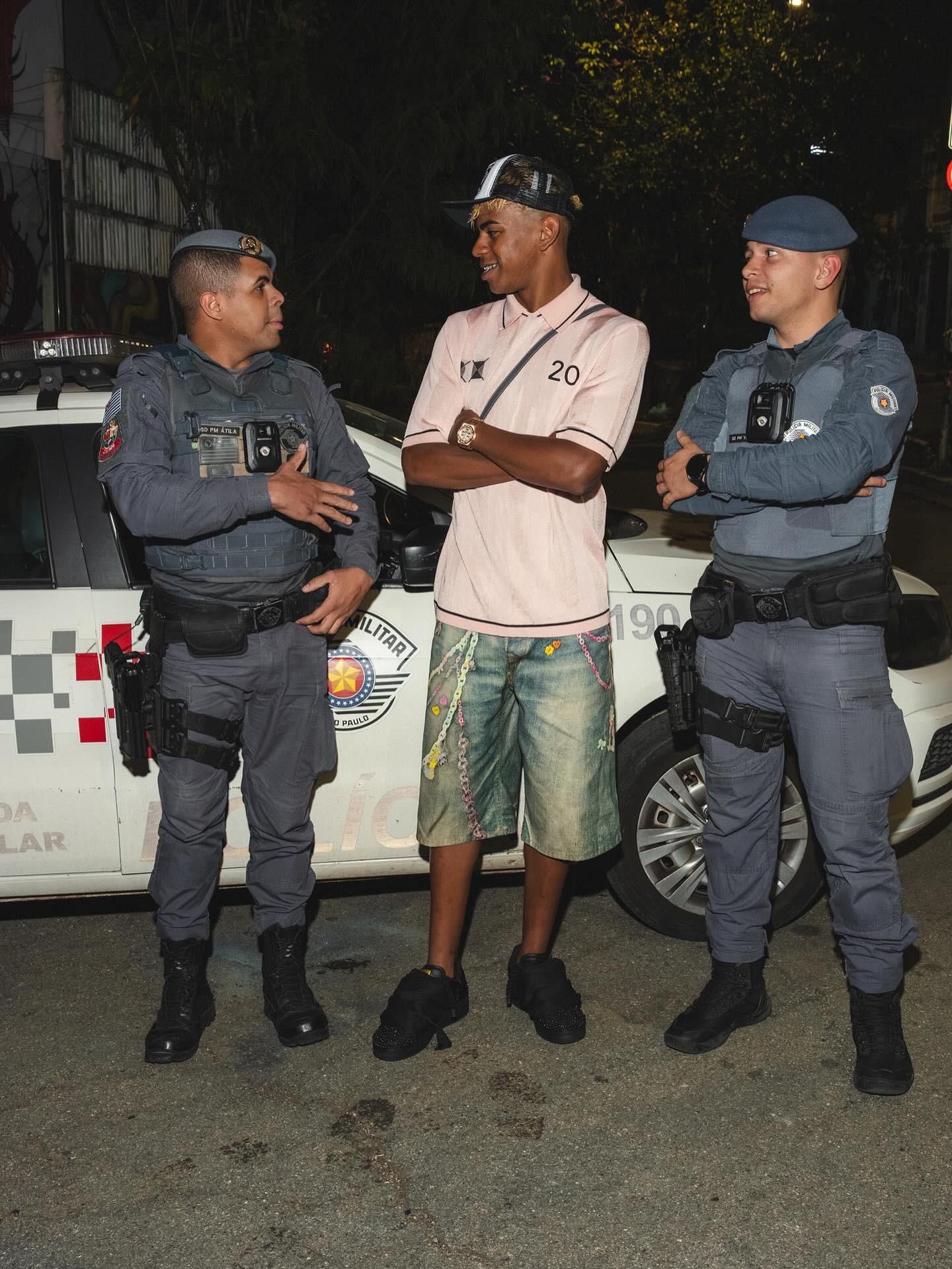 足球中超球队旅程曝光，航班延误引不满（中超球队出行细节流出，航班延误惹不满）