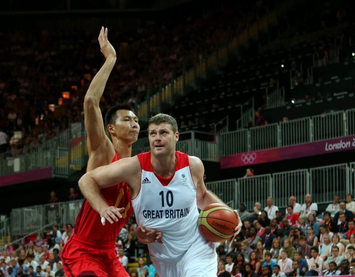 詹姆斯关键时刻稳住节奏（决胜时刻詹姆斯掌控全局）