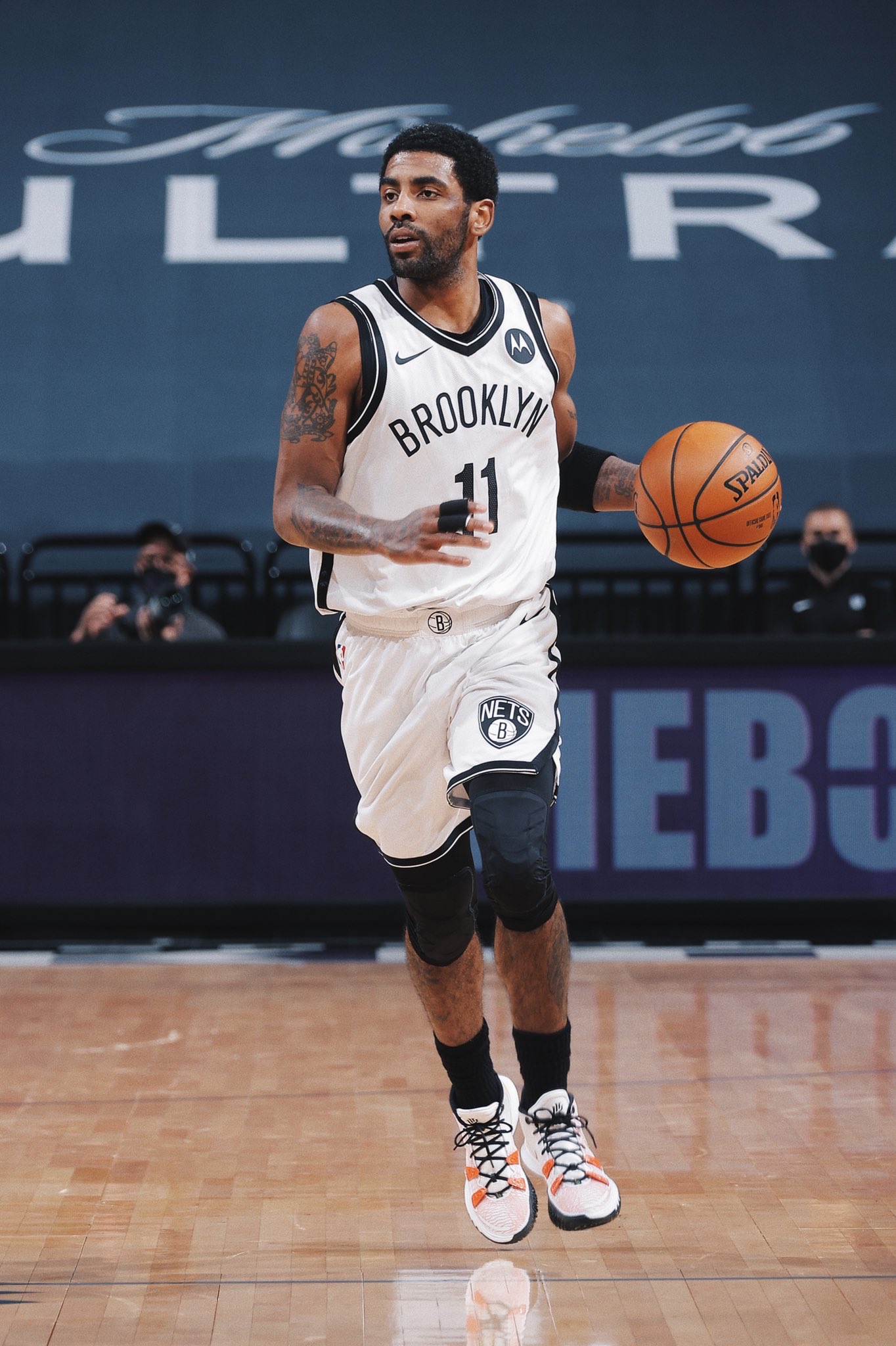 苏超冠军泰州队主教练莅临指导学校足球队员垫球运球技术！（苏超冠军泰州队主帅走进校园，亲授垫球与运球技巧）