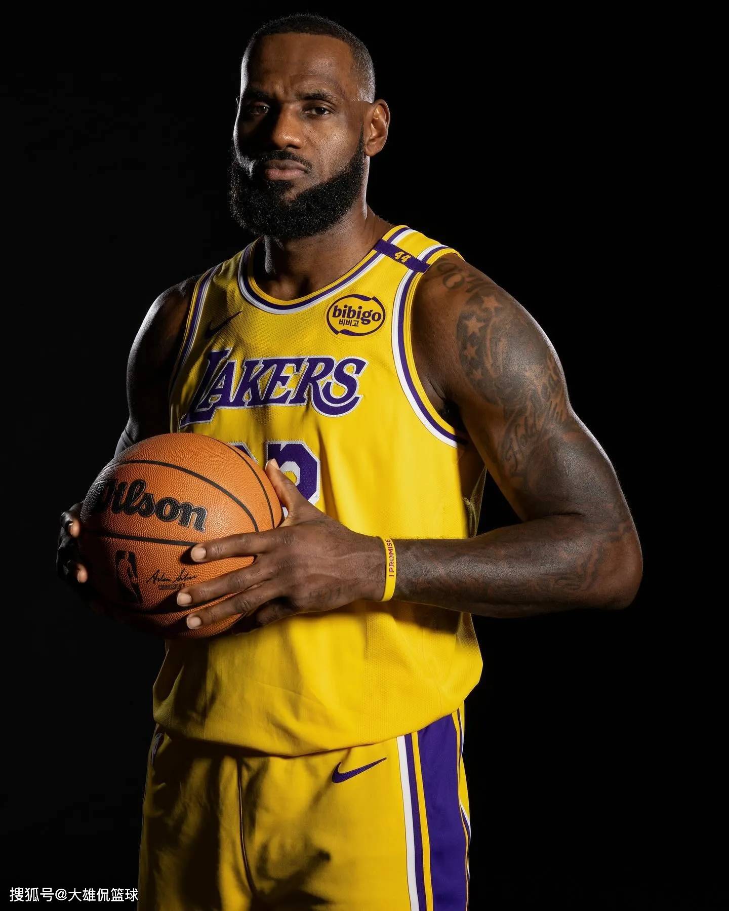 客战奇才！米奇·约翰逊：文班继续替补出战 仍有出场时间限制（客场对阵奇才，米奇·约翰逊称文班仍将替补登场且有出场时间限制）