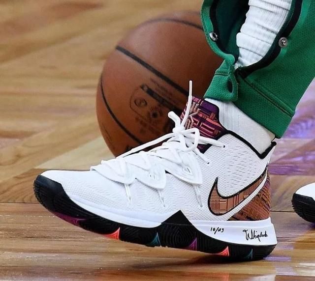 太疼了，萨勒马克尔斯被对手踩中后在地上抽动（萨勒马克尔斯遭对手踩踏后痛苦倒地抽搐）