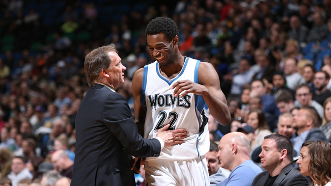 硬仗选手！布伦森无限单挑上半场25分奠定基调 全场40分赛季新高（布伦森强势接管：半场25分定基调，全场40分创赛季新高）