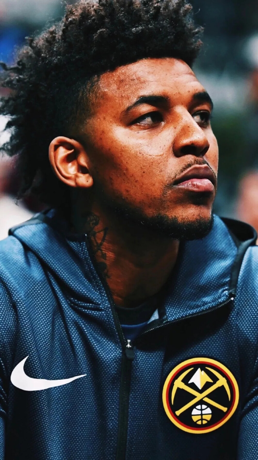 库里23分解锁里程碑！勇士擒独行侠获3连胜 浓眉伤退弗拉格27分（库里23分达成里程碑，勇士击败独行侠豪取3连胜；浓眉伤退，弗拉格轰下27分）