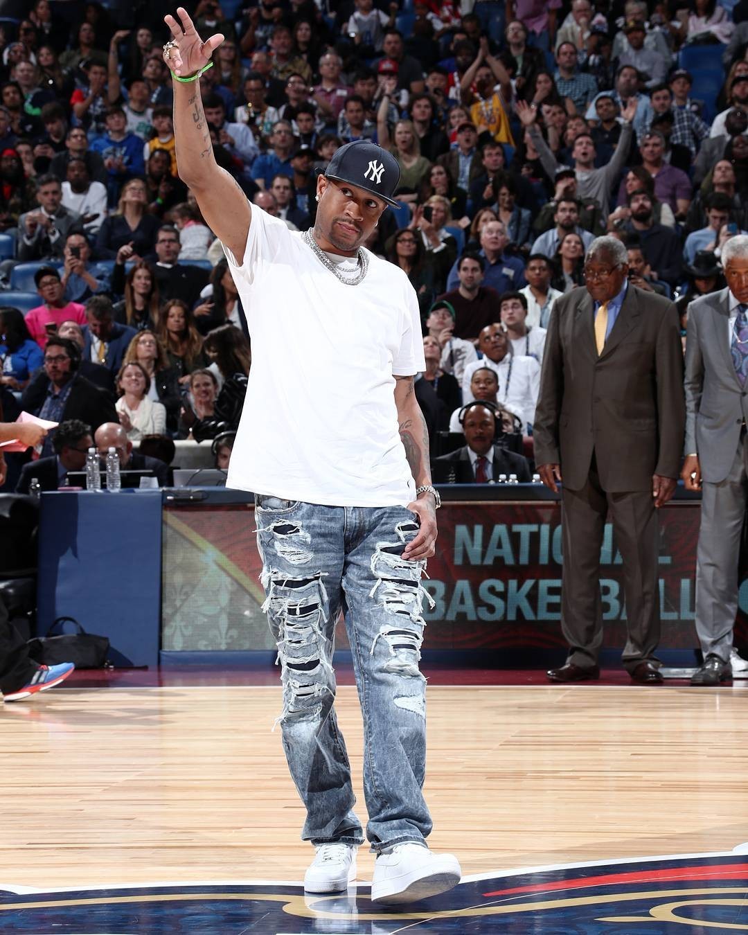 阿森纳签下厄瓜多尔双胞胎球员，未来有望助力球队夺冠，彰显俱乐部长期发展策略。（阿森纳官宣引进厄瓜多尔双胞胎新星，助力冲冠并凸显俱乐部长远布局）