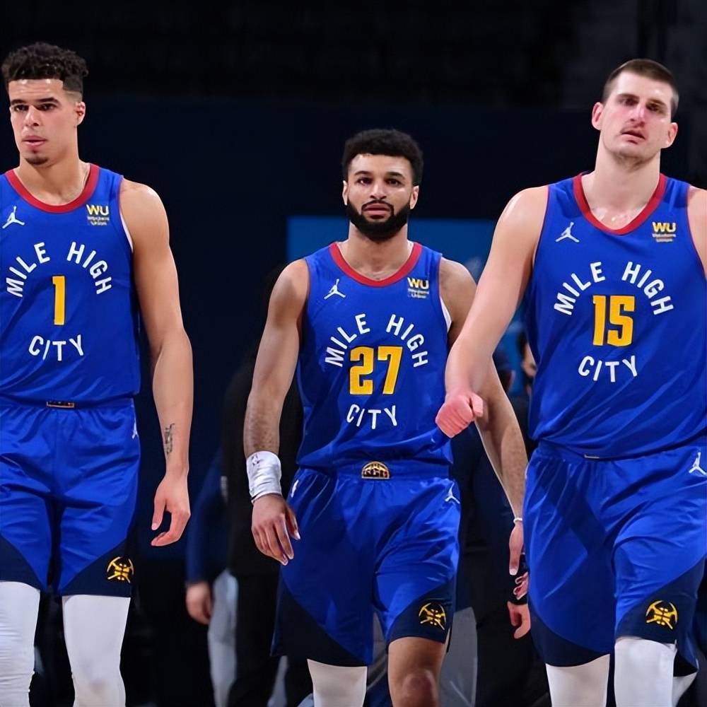 广州小学生观战轮椅篮球赛为运动员加油（广州小学生现场观赛轮椅篮球，为运动员加油助威）