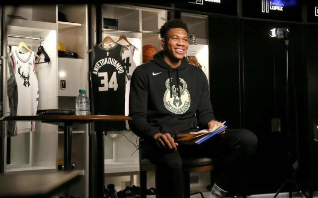 詹姆斯赛后向卡斯尔赠送签名球衣：年轻的国王，继续加油（詹姆斯赛后把签名球衣送给卡斯尔：年轻王者，继续加油）