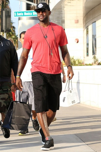 卢：上一场大比分领先被湖人追分 今天做得很好保持住了优势（卢：上场大幅领先却被湖人追近，今天我们稳稳守住了优势）